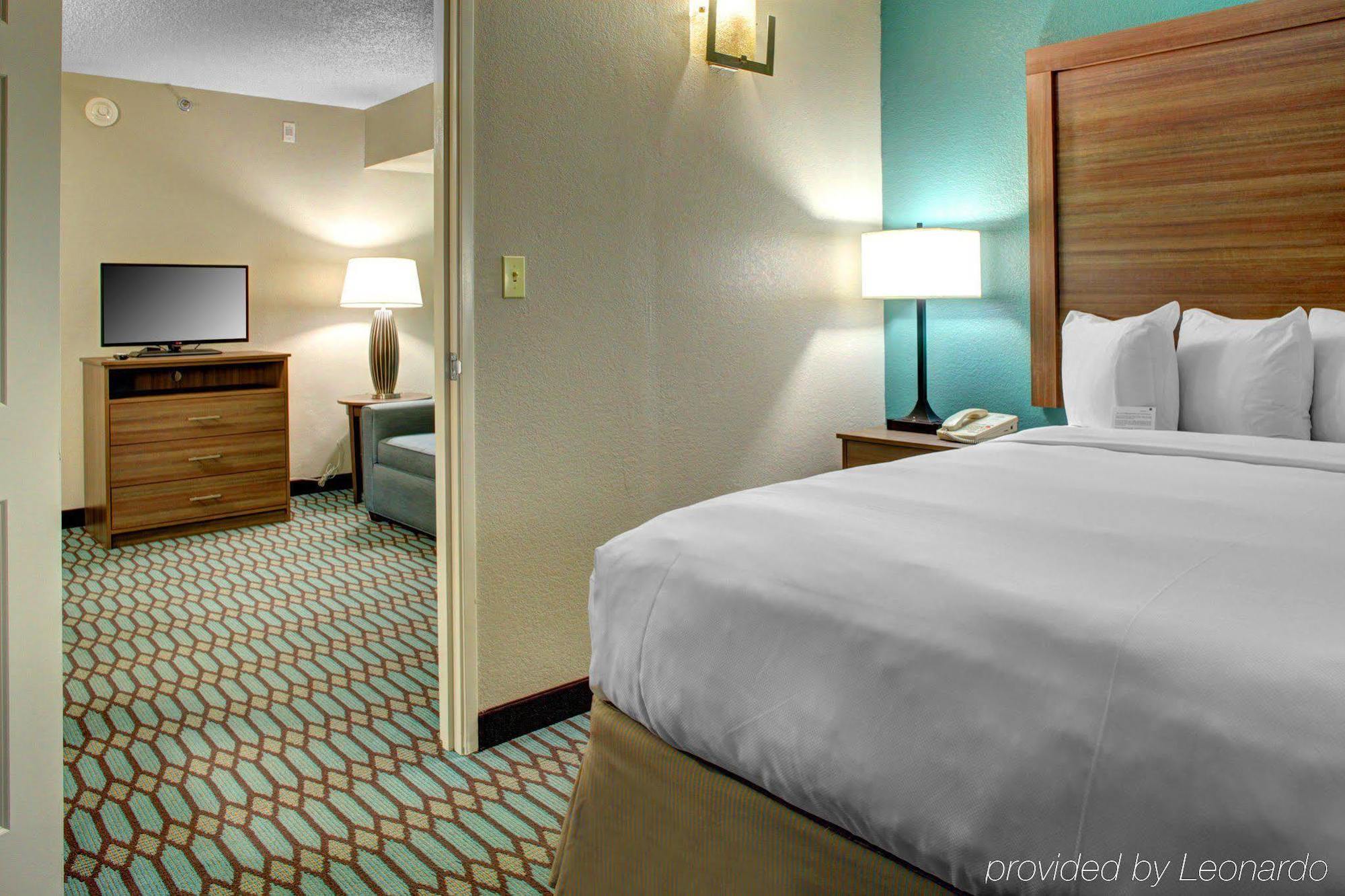 Country & By Radisson Downtown Tunnel Road 3*