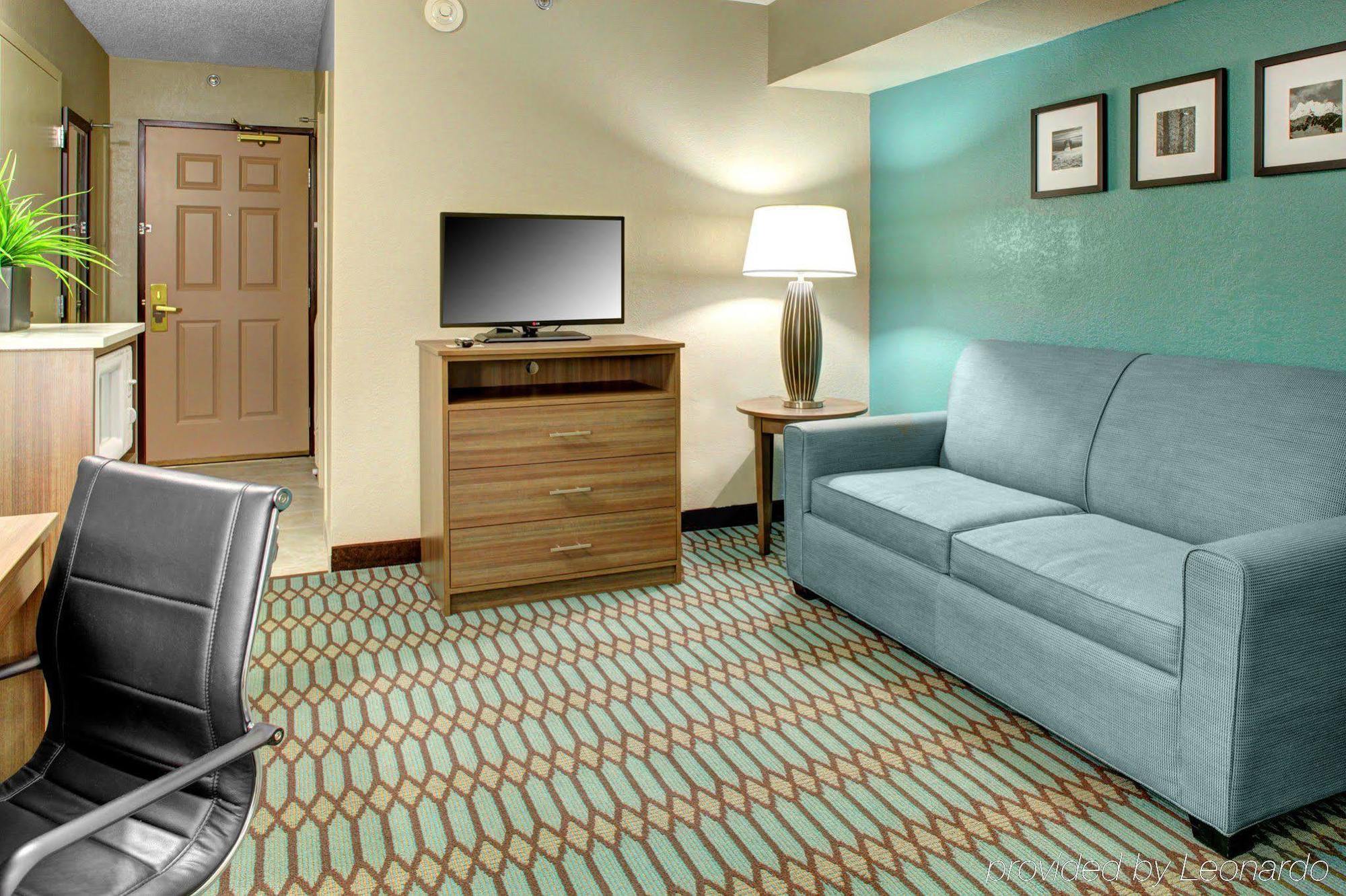 Country & By Radisson Downtown Tunnel Road 3*