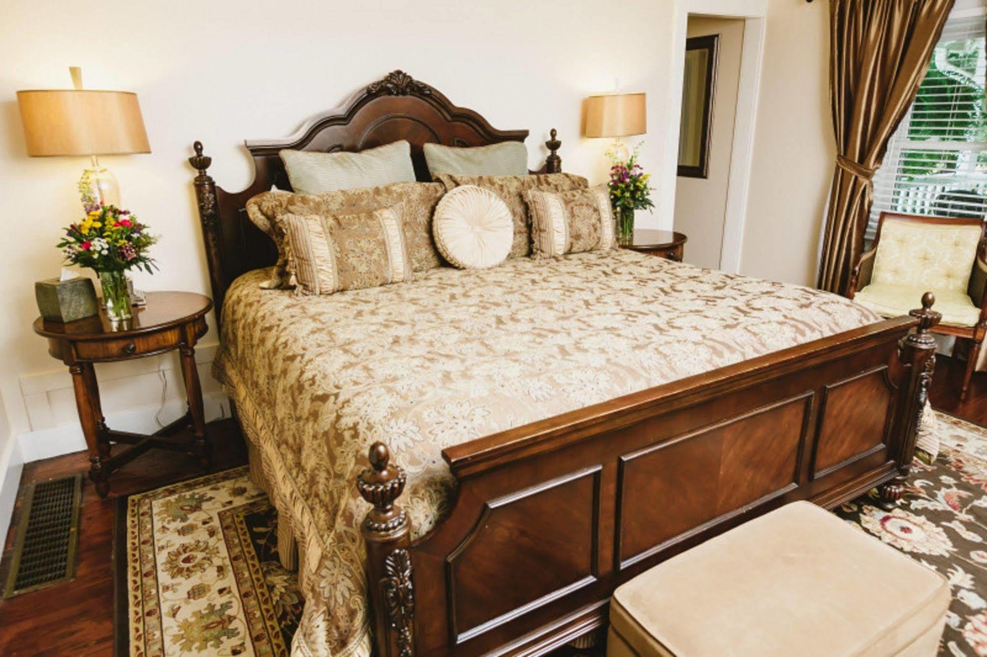 Biltmore Village Inn B&B Bed & Breakfast